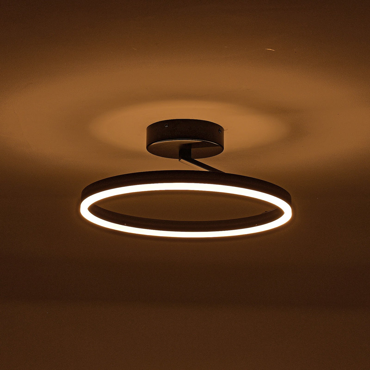 Zwarte plafondlamp Ø40 cm Lysrum plat op het plafond, in het interieur