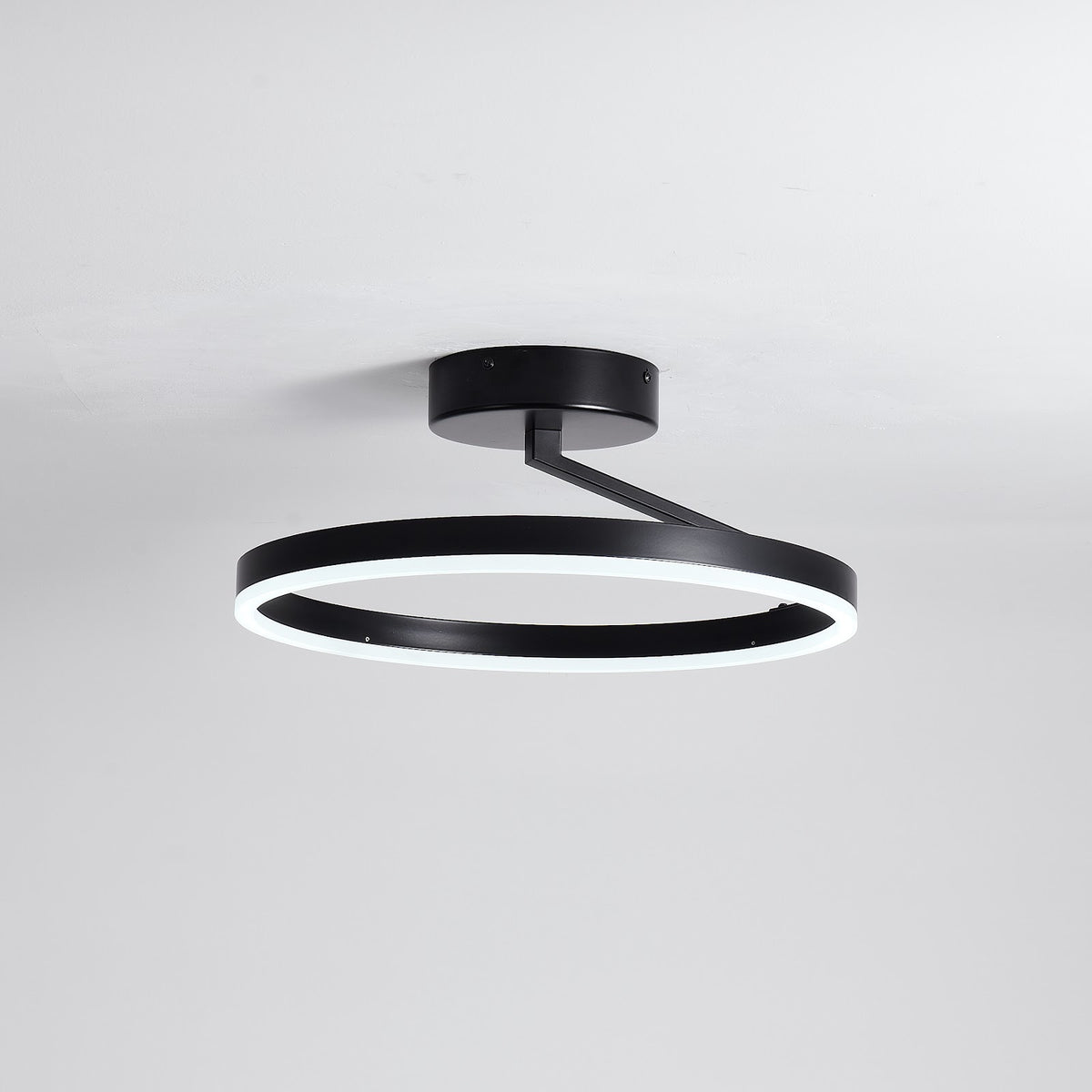 Zwarte plafondlamp Ø40 cm Lysrum plat op het plafond — productfoto