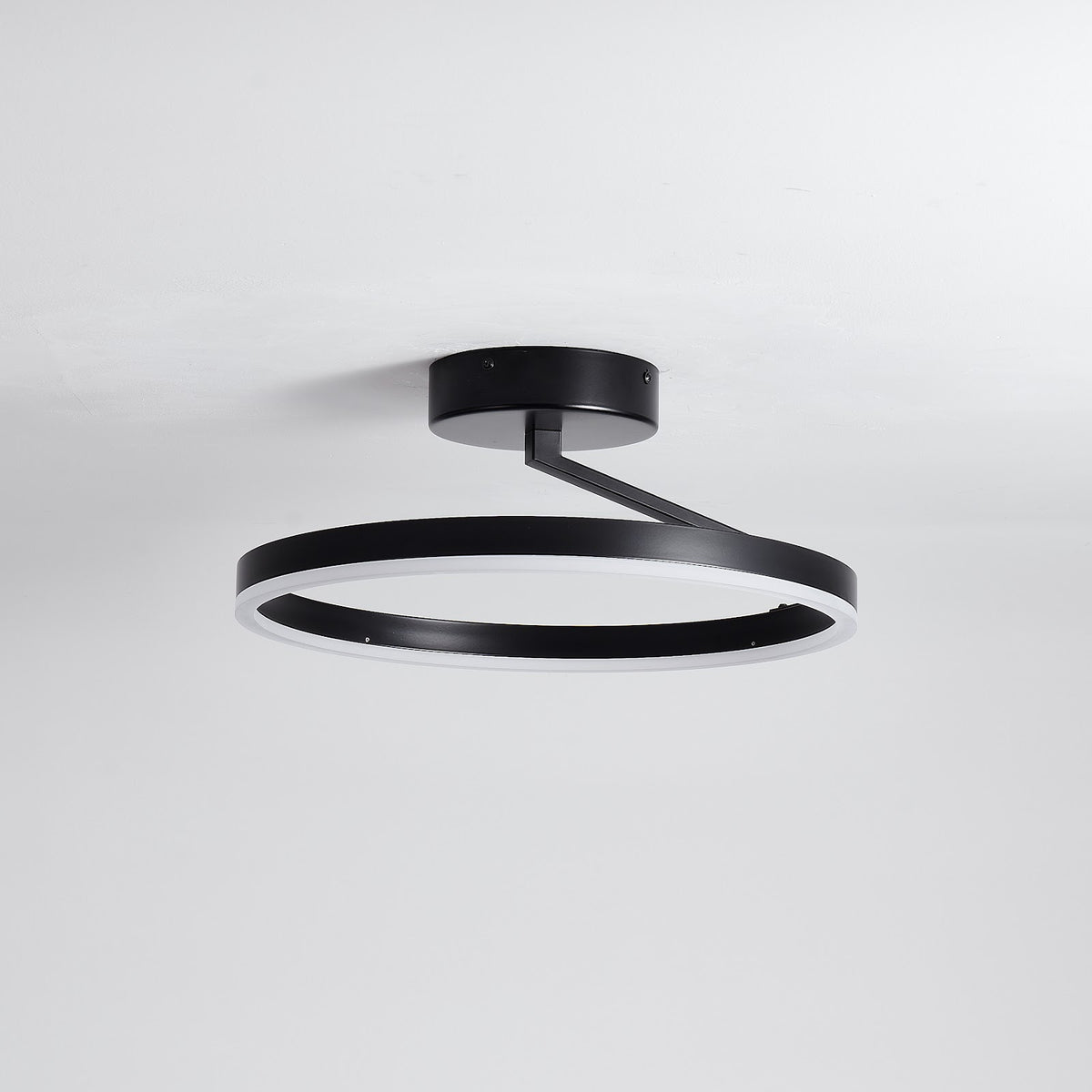 Zwarte plafondlamp Ø40 cm Lysrum plat op het plafond — onderaanzicht