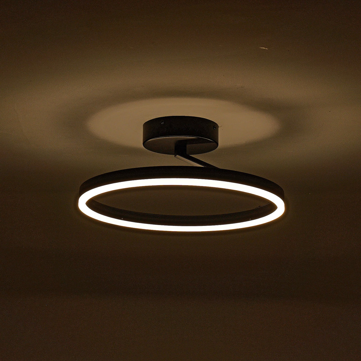 Zwarte plafondlamp Ø40 cm Lysrum plat op het plafond, brandend