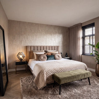 tafellamp van rookglas sculpta op zwart marmeren nachtkastje in hotel chique slaapkamer