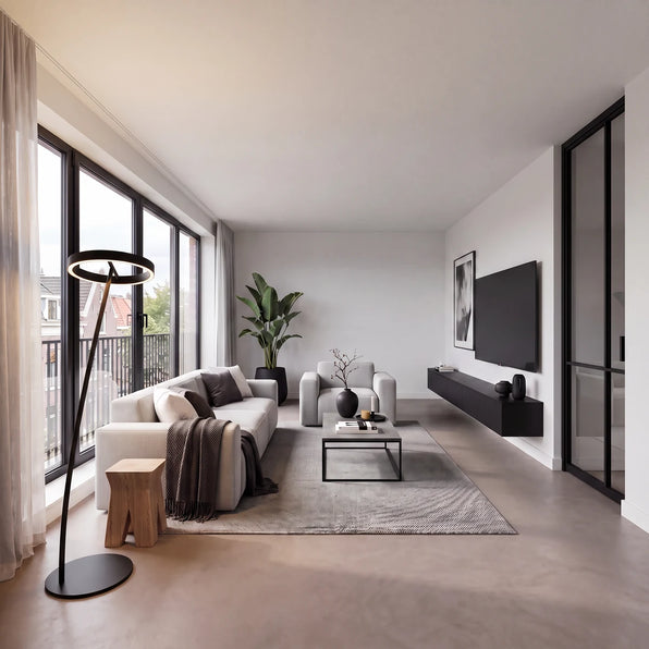 Zwarte vloerlamp Solara met draaibare LED-ring in een minimalistische woonkamer — De Lampfabriek