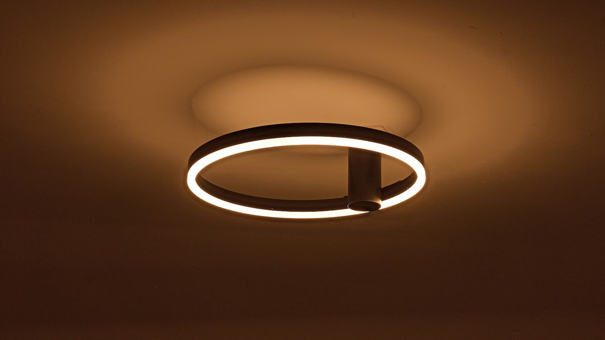 Zwarte plafondlamp Ø40 cm Lysrum met buis van 12 cm, brandend aan het plafond