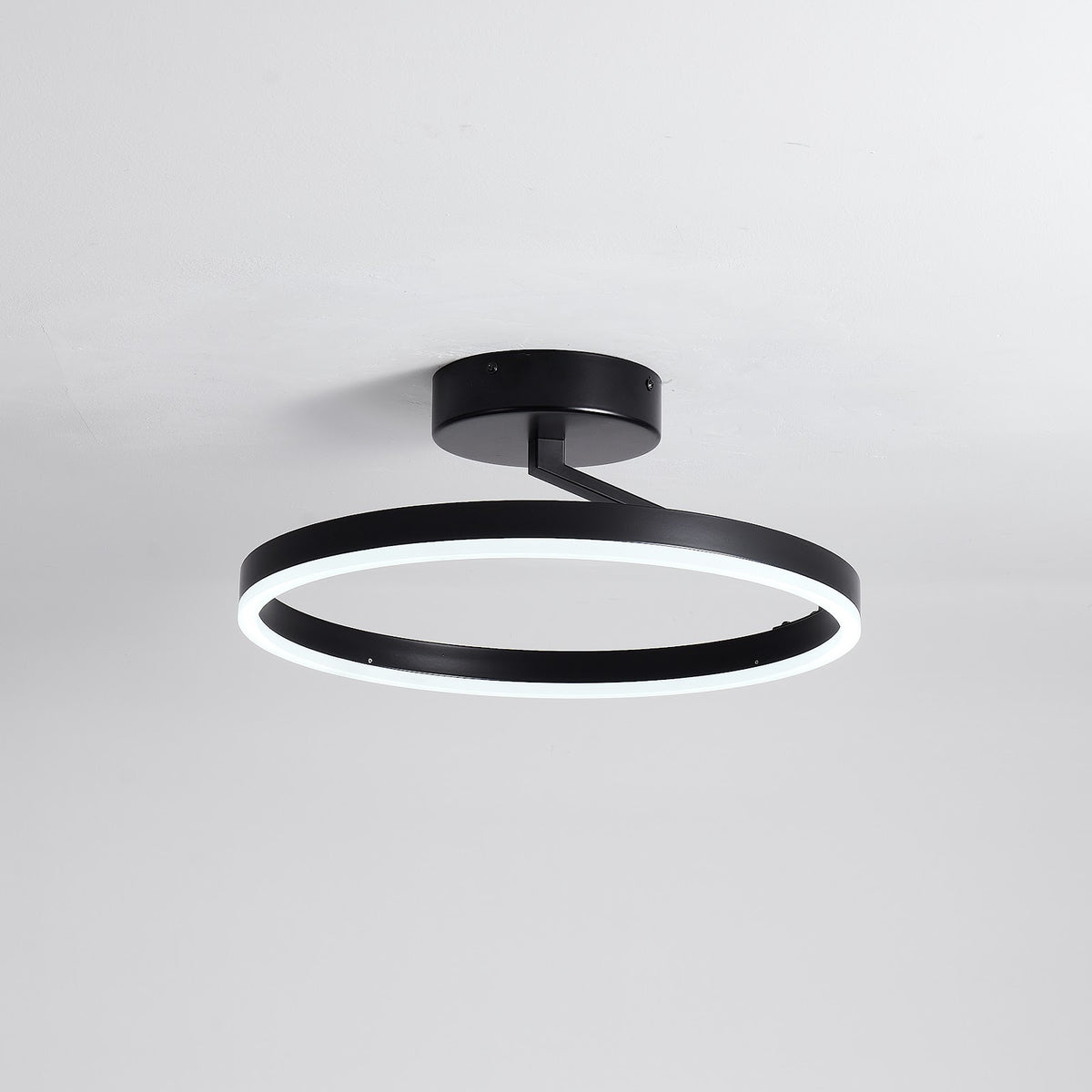 Zwarte plafondlamp Ø40 cm Lysrum plat op het plafond — detail afwerking