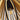 close-up gebogen houten lamellen met warm licht, houten hanglamp detail