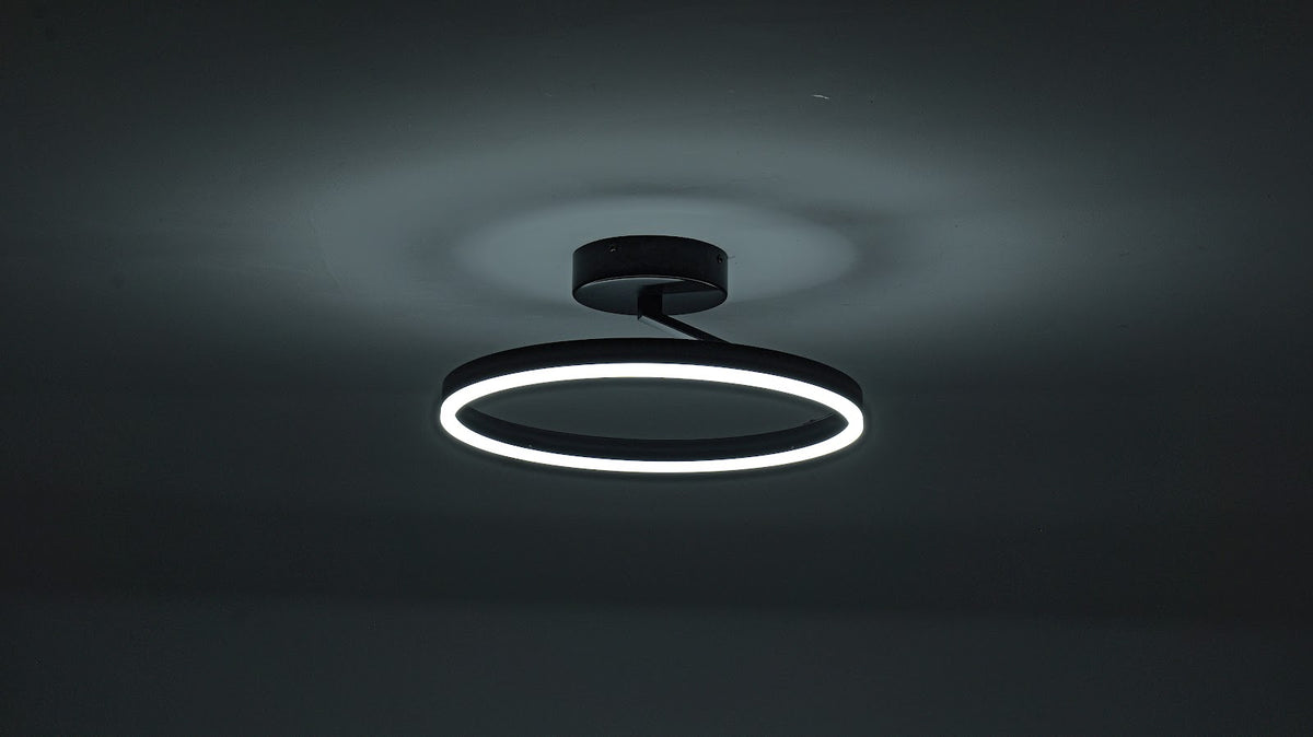 Zwarte plafondlamp Ø40 cm Lysrum plat op het plafond, sfeerbeeld