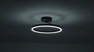Zwarte plafondlamp Ø40 cm Lysrum plat op het plafond, sfeerbeeld