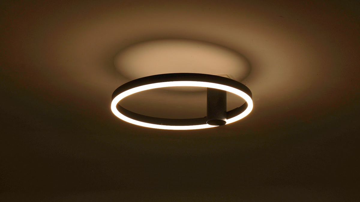 Zwarte plafondlamp Ø40 cm Lysrum met buis van 12 cm, in het interieur