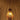 houten hanglamp aan met warm licht en stralenpatroon op het plafond