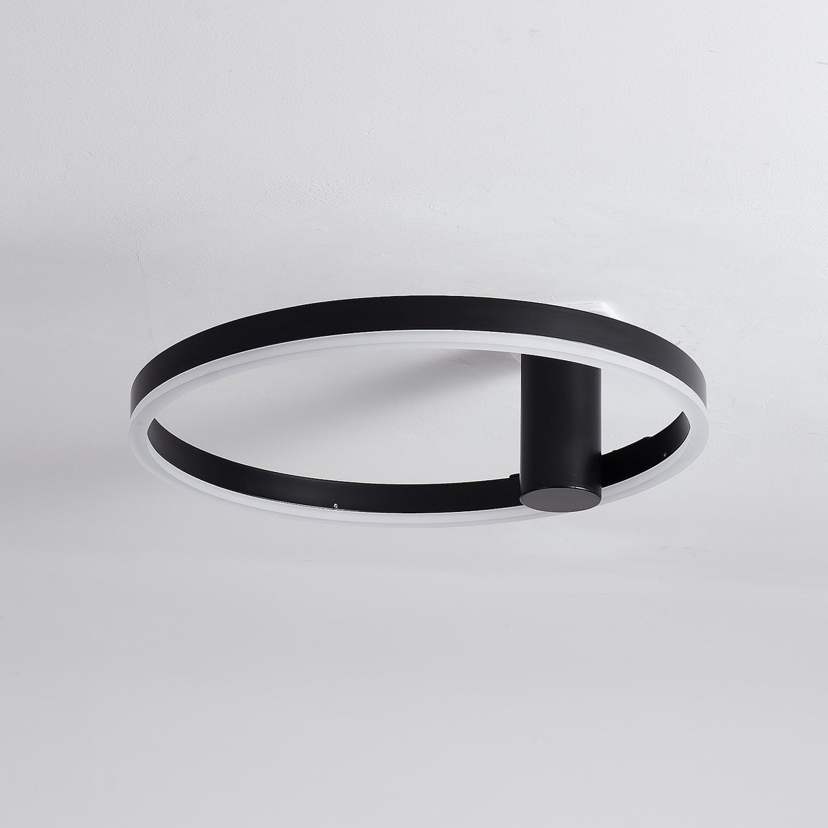 Zwarte plafondlamp Ø40 cm Lysrum met buis van 12 cm — detail afwerking