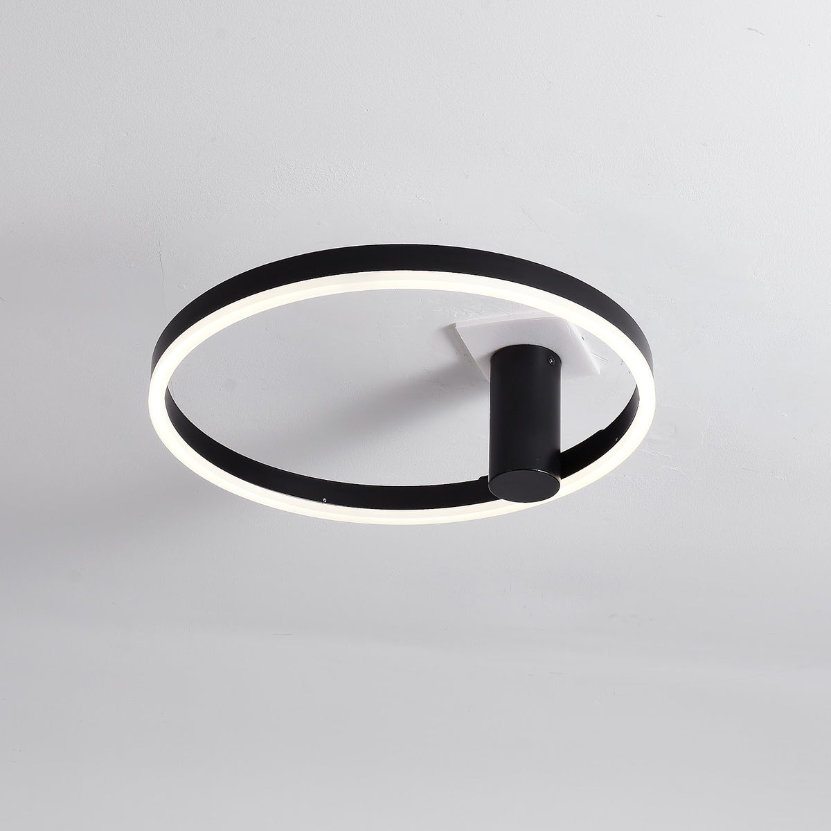 Zwarte plafondlamp Ø40 cm Lysrum met buis van 12 cm — sfeerbeeld in huis