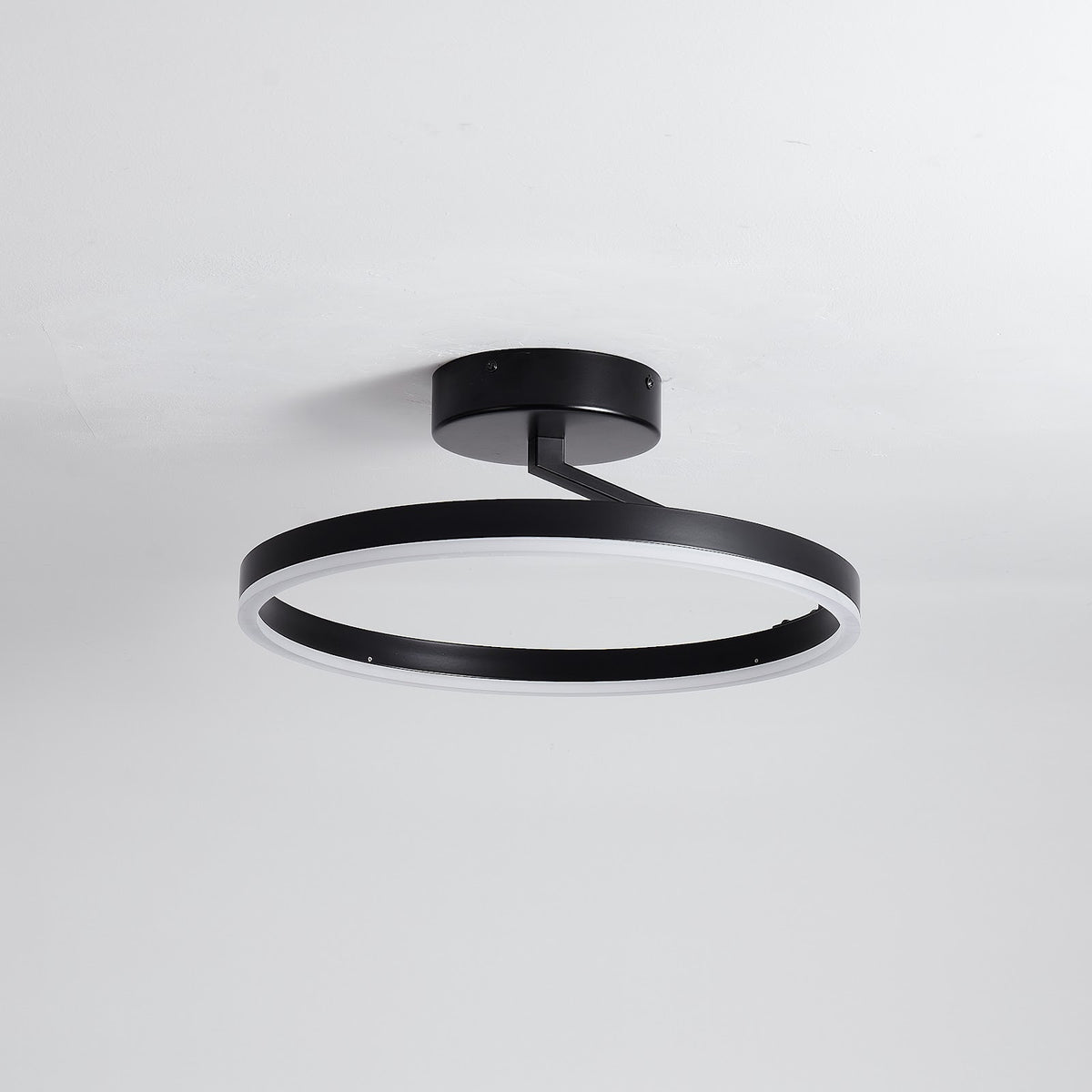 Zwarte plafondlamp Ø40 cm Lysrum plat op het plafond — ronde plafondvoet