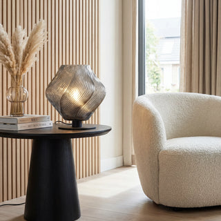 tafellamp van glas sculpta studiofoto — rookgrijs glas met organische ribbels