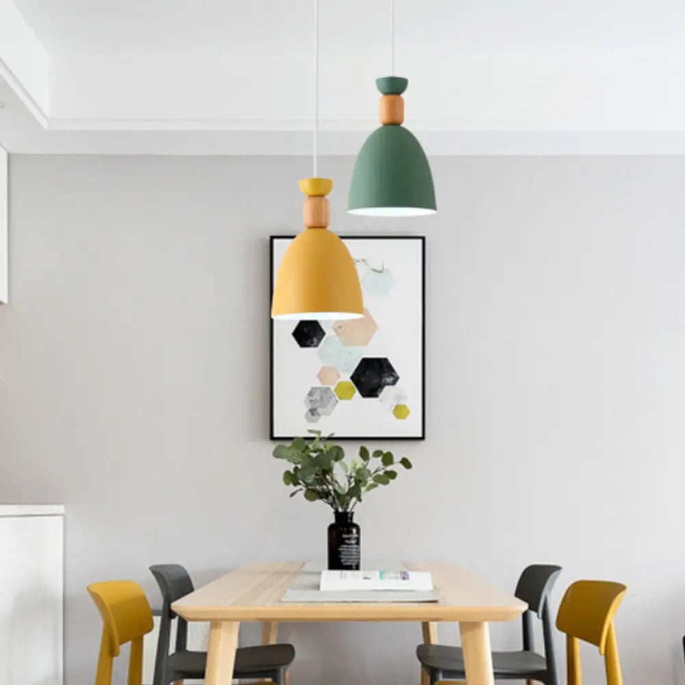 Gele Scandinavische hanglamp boven de eettafel