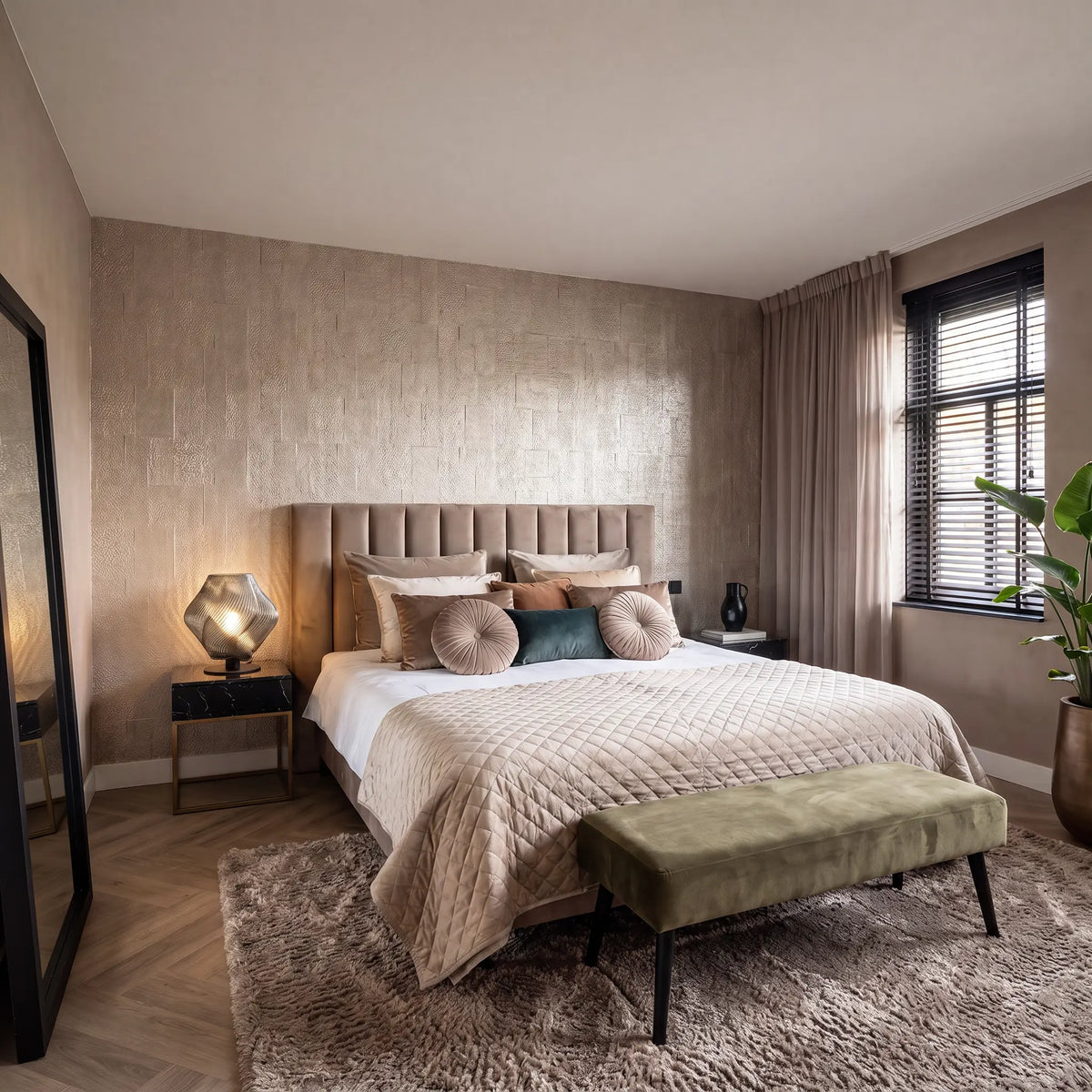 tafellamp van rookglas sculpta op zwart marmeren nachtkastje in hotel chique slaapkamer