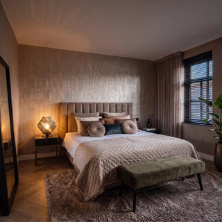 tafellamp van glas sculpta 's avonds als warme sfeerverlichting in de slaapkamer