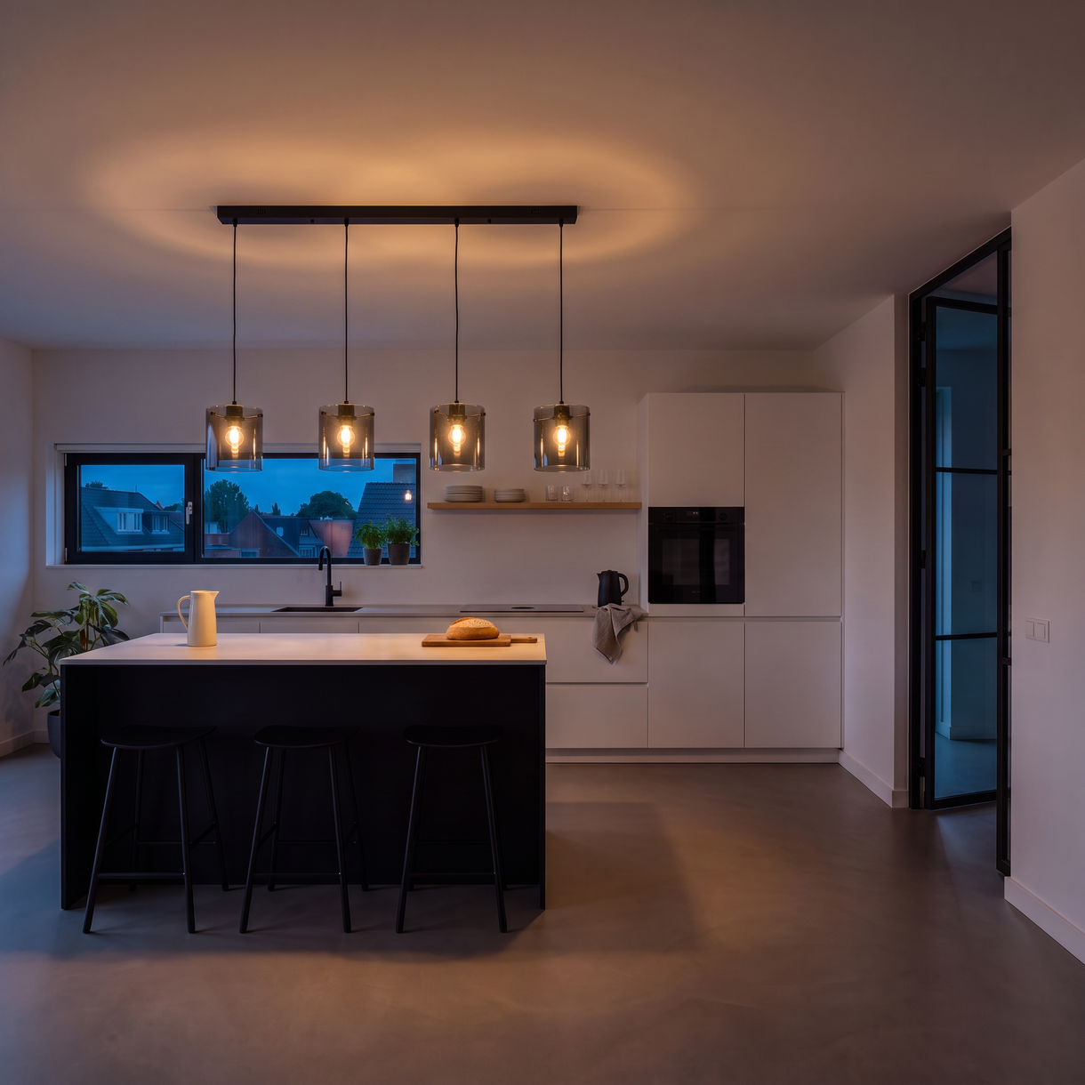 Vitrum hanglamp rookglas 4-lichts 's avonds — warm dimbaar licht boven kookeiland