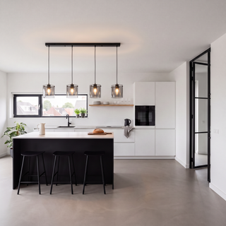 Hanglamp rookglas 4-lichts zwart boven kookeiland in minimalistische keuken | Vitrum