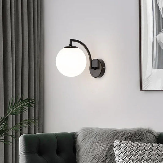 Wandlamp in zwart of goud met melkglas | Flora